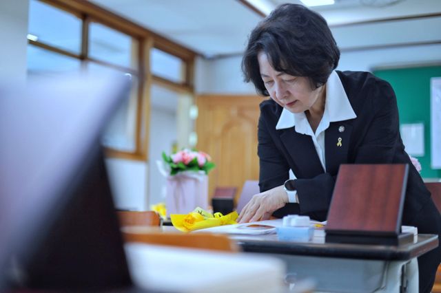 추미애 더불어민주당 경기도지사 후보가 세월호 참사 12주기를 하루 앞두고 ‘단원고 4·16 기억교실’을 방문해 희생자들을 추모했다. 추미애 페이스북