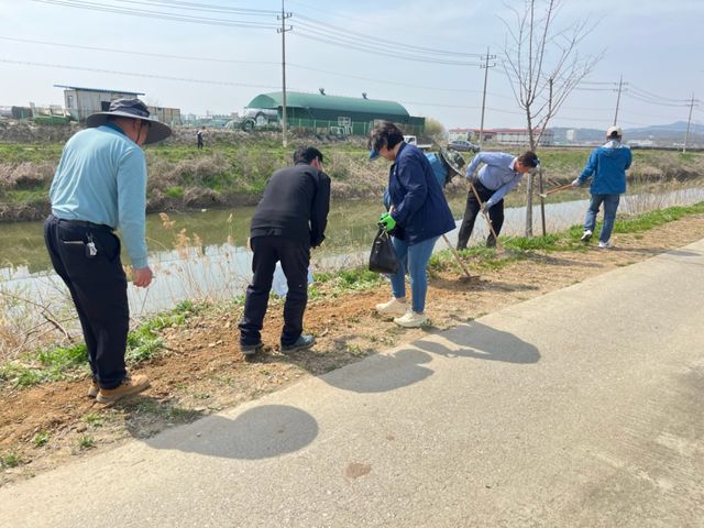 통진읍이장단협의회 회원들이 야생화를 파종하고 있다. 통진읍행정복지센터 제공
