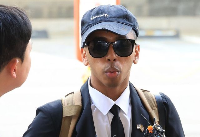 '평화의 소녀상'에 입을 맞추는 등 논란을 일으켜온 미국인 유튜버 조니 소말리가 15일 서울 서부지법에서 열리는 1심 선고에 출석하며 기자의 질문에 답하고 있다. 연합뉴스