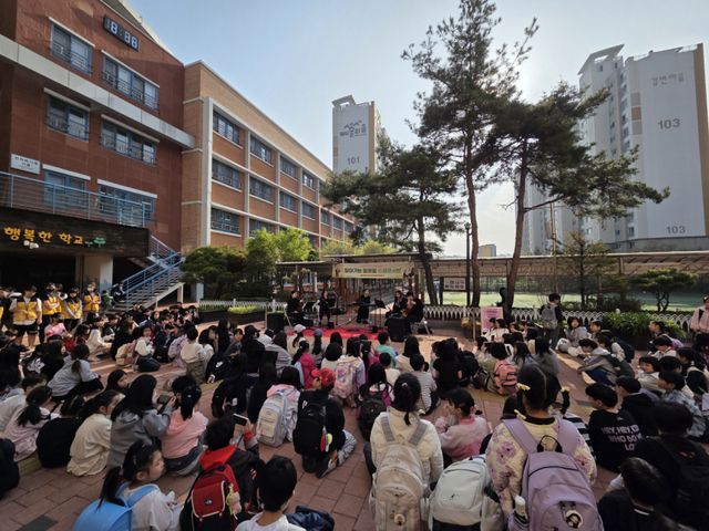 김포교육지원청 위(Wee)센터의 ‘2026 행복깨비, 등하굣길 스쿨콘서트’ 첫 공연이 고촌초등학교에서 열리고 있다. 김포교육지원청 제공