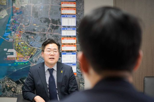 박 의원이 황종우 해수부 장관을 만나 인천 항만 현안에 대한 중앙정부 지원을 이끌어내겠다고 약속했다. 박 의원실 제공