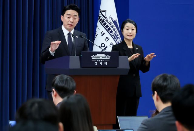 강훈식 비서실장이 15일 청와대 기자회견장에서 전략경제협력 대통령특사 활동 결과 관련 브리핑을 마친 뒤 취재진 질문에 답하고 있다. 연합뉴스