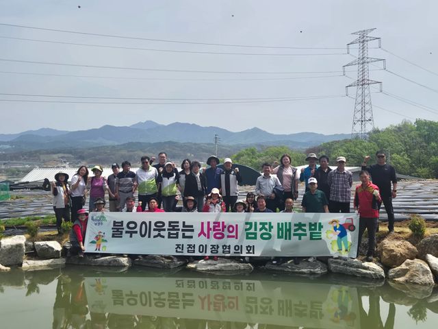 배추밭 행사에 참여한 진접읍 이장협의회 단체사진. 남양주시 제공