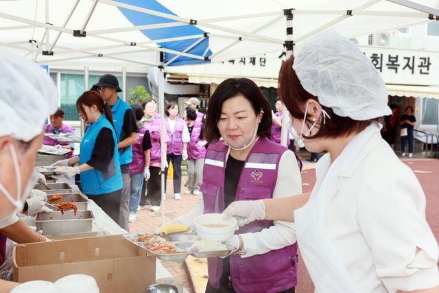 박현주 인천 연수구의회 의장(국민의힘·가선거구)이 지난 2025년 9월9일 선학종합사회복지관에서 열린 ‘참 좋은 사랑의 밥차 무료 급식’ 현장에서 급식 봉사 활동을 하고 있다. 연수구의회 제공