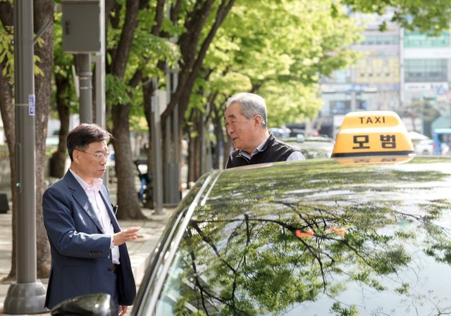 신상진 성남시장(왼쪽)이 16일 오전 한 택시 운전종사자와 만나 얘기를 나누고 있는 모습. 성남시 제공