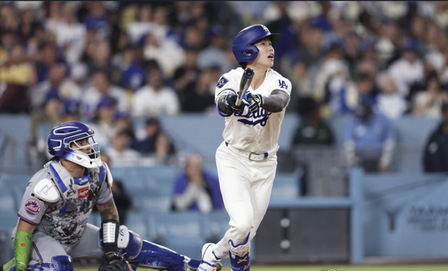 LA 다저스의 김혜성(오른쪽). AFP=연합뉴스