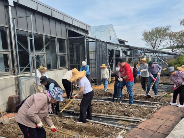 남양주시가 14일 남양주시정신건강복지센터에서 남양주시농업기술센터와 협력해 재가 정신장애인 대상 치유농업 프로그램을 진행했다. 남양주시 제공