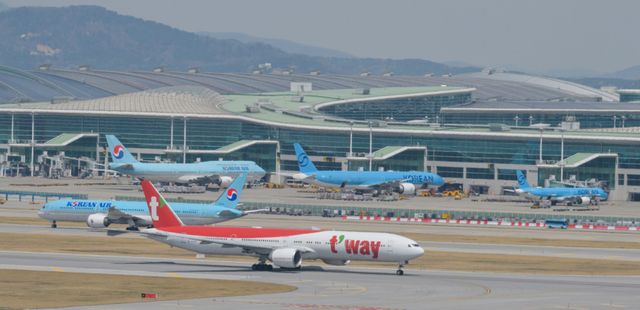 중동 전쟁의 영향으로 오는 5월 국제선 항공권에 부과되는 유류할증료가 최고인 33단계로 상승했다. 이에 국내 항공사들은 다음달부터 구매하는 항공권에 더하는 유류할증료를 올릴 예정이다. 16일 먼저 유류할증료를 발표한 대한항공은 이달 편도 기준 최소 4만2천원부터 최대 30만3천원인 할증료를 다음 달에는 최소 7만5천원에서 56만4천원을 부과할 예정이다. 거리가 가장 짧은 후쿠오카, 옌타이, 구마모토, 칭다오 노선 등에는 7만5천원이, 가장 먼 로스앤젤레스(LA), 뉴욕, 파리, 런던 노선 등에는 56만4천원이 붙는 방식이다. 16일 인천공항에서 티웨이 항공 여객기가 이동고 있다. 윤원규기자