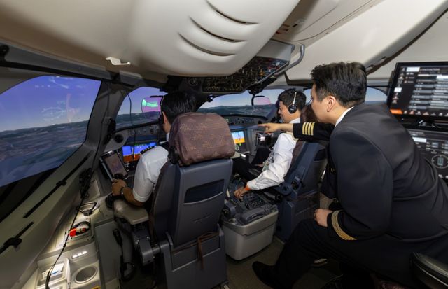 대한항공 조종사 모의비행장치(FFS)에서 운항승무원들이 모의 비행 훈련을 하고 있다. 대한항공 제공