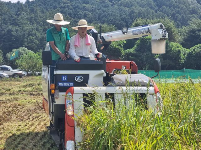국민의힘 김용태 의원이 농기계를 운전하고 있다. 의원실 제공