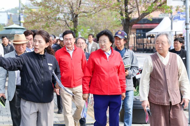제40회 이천도자기축제 성공 개최를 위해 이천시 김경희 시장 및 시청관계자들과 도예인 등이 로드체킹을 실시하고 있다. 이천시 제공