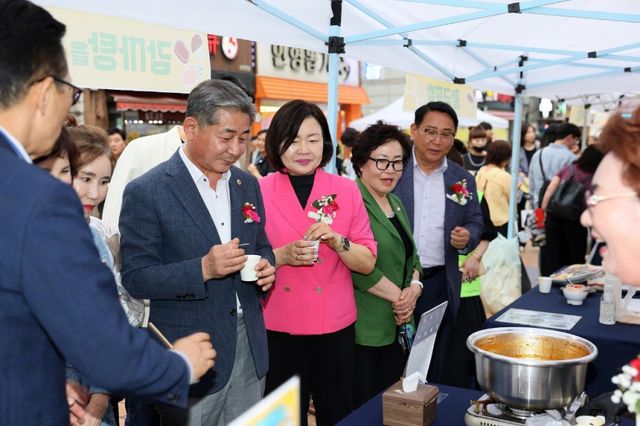 박현주 인천 연수구의회 의장(국민의힘·가선거구)이 지난 2025년 6월24일 제9회 선학동 음식특화거리 생동감 축제 ‘오십시영’ 행사장에서 정해권 인천시의회 의장(국민의힘·연수1)과 함께 행사장을 둘러보고 있다. 연수구의회 제공