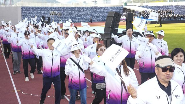 16일 광주시 G-스타디움에서 열린 '제72회 경기도체육대회'에서 개최지 광주시 선수단이 입장하고 있다. 홍기웅기자