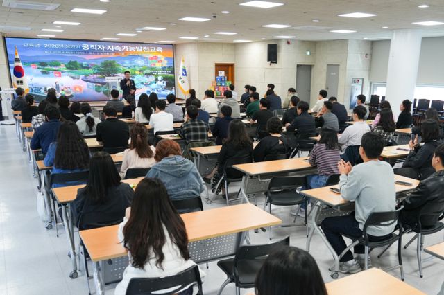 양평군은 지난 14일 오전 10시 양평군청 대회의실에서 ‘2026년 상반기 공직자 지속가능발전 교육’을 성황리에 마무리했다. 양평군 제공
