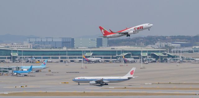 중동 전쟁의 영향으로 오는 5월 국제선 항공권에 부과되는 유류할증료가 최고인 33단계로 상승했다. 이에 국내 항공사들은 다음달부터 구매하는 항공권에 더하는 유류할증료를 올릴 예정이다. 16일 먼저 유류할증료를 발표한 대한항공은 이달 편도 기준 최소 4만2천원부터 최대 30만3천원인 할증료를 다음 달에는 최소 7만5천원에서 56만4천원을 부과할 예정이다. 거리가 가장 짧은 후쿠오카, 옌타이, 구마모토, 칭다오 노선 등에는 7만5천원이, 가장 먼 로스앤젤레스(LA), 뉴욕, 파리, 런던 노선 등에는 56만4천원이 붙는 방식이다. 16일 인천공항에서 티웨이 항공 여객기가 이륙하고 있다. 윤원규기자