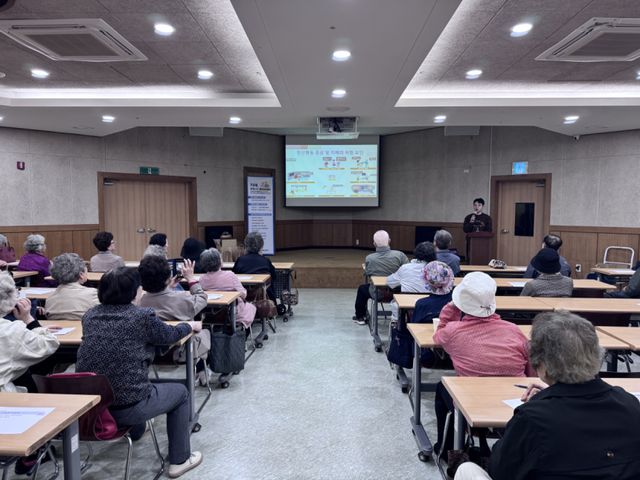 남양주시 동부보건소가 15일 호평동성당 시니어아카데미와 연계해 치매 예방 및 치매파트너 교육을 실시했다. 남양주시 제공