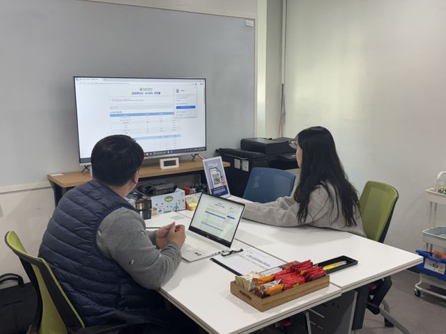 안양시 인재육성재단 미래인재교육센터 맞춤형 상담 서비스를 진행하고 있한다. 안양시 제공