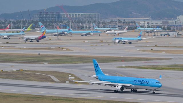 중동 전쟁의 영향으로 오는 5월 국제선 항공권에 부과되는 유류할증료가 최고인 33단계로 상승했다. 이에 국내 항공사들은 다음달부터 구매하는 항공권에 더하는 유류할증료를 올릴 예정이다. 16일 먼저 유류할증료를 발표한 대한항공은 이달 편도 기준 최소 4만2천원부터 최대 30만3천원인 할증료를 다음 달에는 최소 7만5천원에서 56만4천원을 부과할 예정이다. 거리가 가장 짧은 후쿠오카, 옌타이, 구마모토, 칭다오 노선 등에는 7만5천원이, 가장 먼 로스앤젤레스(LA), 뉴욕, 파리, 런던 노선 등에는 56만4천원이 붙는 방식이다. 16일 인천공항에서 대한항공 여객기가 이동하고 있다. 윤원규기자