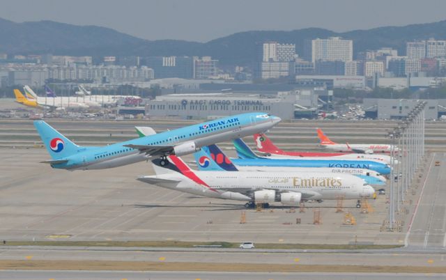 중동 전쟁의 영향으로 오는 5월 국제선 항공권에 부과되는 유류할증료가 최고인 33단계로 상승했다. 이에 국내 항공사들은 다음달부터 구매하는 항공권에 더하는 유류할증료를 올릴 예정이다. 16일 먼저 유류할증료를 발표한 대한항공은 이달 편도 기준 최소 4만2천원부터 최대 30만3천원인 할증료를 다음 달에는 최소 7만5천원에서 56만4천원을 부과할 예정이다. 거리가 가장 짧은 후쿠오카, 옌타이, 구마모토, 칭다오 노선 등에는 7만5천원이, 가장 먼 로스앤젤레스(LA), 뉴욕, 파리, 런던 노선 등에는 56만4천원이 붙는 방식이다. 16일 인천공항에서 대한항공 여객기가 이륙하고 있다. 윤원규기자