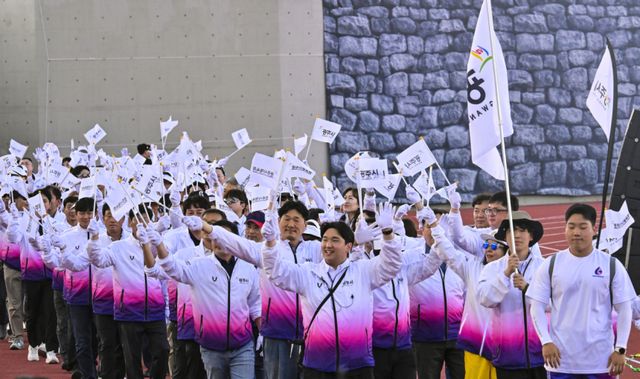 16일 광주시 G-스타디움에서 열린 '제72회 경기도체육대회'에서 개최지 광주시 선수단이 입장하고 있다. 홍기웅기자