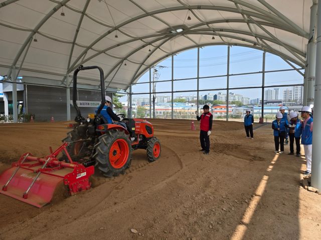 남양주시가 그린농업대학 교육생을 대상으로 ‘농업기계 실습 및 안전교육’을 실시했다. 남양주시 제공