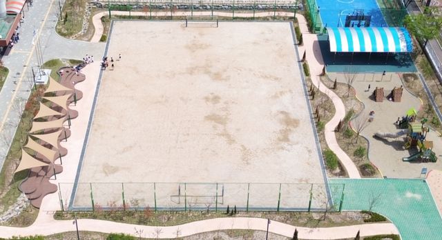 "차범근·박지성·손흥민도 흙바닥에서 시작했다" 축구공 없는 운동장 [포토뉴스]