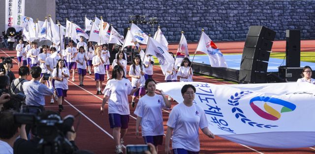 16일 광주시 G-스타디움에서 열린 '제72회 경기도체육대회'에서 기수단이 입장하고 있다. 홍기웅기자