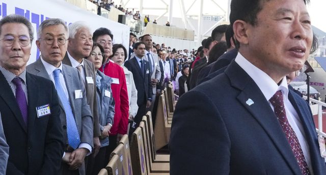 16일 광주시 G-스타디움에서 열린 '제72회 경기도체육대회'에서 참석 내빈들이 대회기 게양을 관전하고 있다. 홍기웅기자