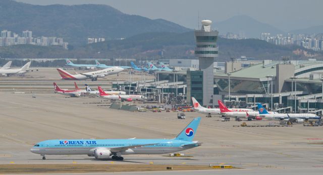 중동 전쟁의 영향으로 오는 5월 국제선 항공권에 부과되는 유류할증료가 최고인 33단계로 상승했다. 이에 국내 항공사들은 다음달부터 구매하는 항공권에 더하는 유류할증료를 올릴 예정이다. 이날 가장 먼저 유류할증료를 발표한 대한항공은 이달 편도 기준 최소 4만2천원부터 최대 30만3천원인 할증료를 다음 달에는 최소 7만5천원에서 56만4천원을 부과할 예정이다. 거리가 가장 짧은 후쿠오카, 옌타이, 구마모토, 칭다오 노선 등에는 7만5천원이, 가장 먼 로스앤젤레스(LA), 뉴욕, 파리, 런던 노선 등에는 56만4천원이 붙는 방식이다. 윤원규기자