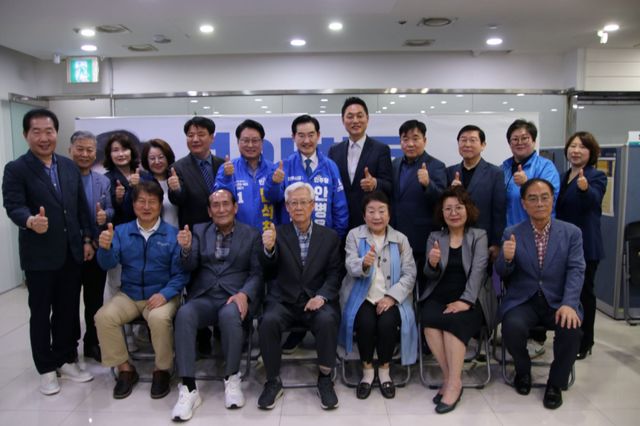 의정부시 전 도의원과 시의원들이 16일 안병용 의정부시장 예비후보 지지를 선언하고 있다. 안병용 의정부시장 예비후보 선거 캠프 제공