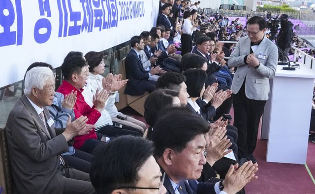 16일 광주시 G-스타디움에서 열린 '제72회 경기도체육대회'에서 유승민 대한체육회장, 이원성 경기도체육회장, 이순국 경기일보 대표이사 사장 등 내빈들이 박수를 치고 있다. 홍기웅기자