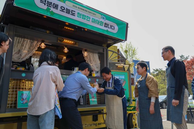 우희종 마사회 회장이 ‘2026년 노사공동 윤리·청렴경영 선포식’을 마치고, 청렴커피차에서 직원들에게 커피를 나눠주고 있다. 한국마사회 제공