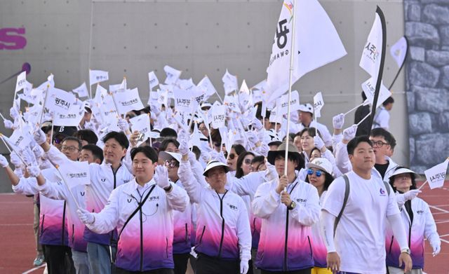 16일 광주시 G-스타디움에서 열린 '제72회 경기도체육대회'에서 기수단이 입장하고 있다. 홍기웅기자