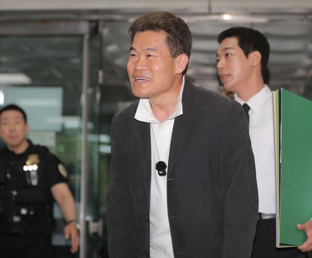 이재명 대통령과 개혁신당 이준석 대표의 명예를 훼손한 혐의를 받는 유튜버 전한길(본명 전유관)씨가 16일 서초구 서울중앙지방법원에서 열린 구속 전 피의자 심문(영장실질심사)에 출석하고 있다. 연합뉴스