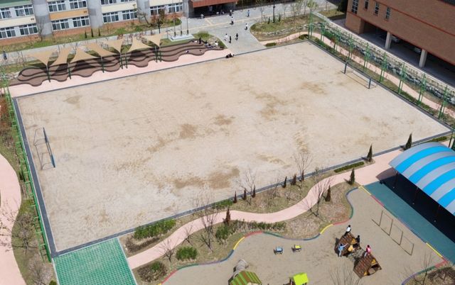 16일 안산시 한 초등학교 운동장에서 학생들이 점심시간을 보내고 있다. 운동장 곳곳에서는 아이들이 삼삼오오 모여 이야기를 나누고, 뛰어다니고, 방식으로 짧은 휴식 시간을 보내는 모습이 이어졌다. 웃음소리도 있었고, 발걸음도 분주했다. 하지만 한때 초등학교 점심시간 운동장의 가장 익숙한 풍경 가운데 하나였던 축구 장면은 좀처럼 눈에 띄지 않았다. 흙바닥을 가르며 공을 차고, 골대를 향해 뛰어가고, 친구들끼리 편을 갈라 승부를 겨루는 모습은 이날 운동장에서 찾아보기 어려웠다.