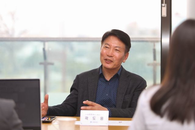 곽도용 수원문화재단 제10대 대표이사가 언론과의 취임 인터뷰를 하고 있다. 수원문화재단 제공