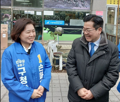 손화정 영종구청장 예비후보가(왼쪽) 박찬대 인천시장 후보와 함께 영종발전을 논의하고 있다. 손화정 캠프 제공