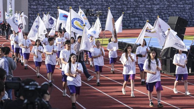 16일 광주시 G-스타디움에서 열린 '제72회 경기도체육대회'에서 종목기를 든 기수단이 입장하고 있다. 홍기웅기자