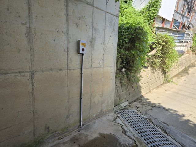 광명시 옥길동 식곡 통로박스에 설치된 침수방지알람장치. 광명시 제공