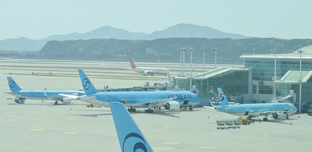 중동 전쟁의 영향으로 오는 5월 국제선 항공권에 부과되는 유류할증료가 최고인 33단계로 상승했다. 이에 국내 항공사들은 다음달부터 구매하는 항공권에 더하는 유류할증료를 올릴 예정이다. 16일 먼저 유류할증료를 발표한 대한항공은 이달 편도 기준 최소 4만2천원부터 최대 30만3천원인 할증료를 다음 달에는 최소 7만5천원에서 56만4천원을 부과할 예정이다. 거리가 가장 짧은 후쿠오카, 옌타이, 구마모토, 칭다오 노선 등에는 7만5천원이, 가장 먼 로스앤젤레스(LA), 뉴욕, 파리, 런던 노선 등에는 56만4천원이 붙는 방식이다. 16일 인천공항에 계류장에 있는 대한항공 여객기들. 윤원규기자