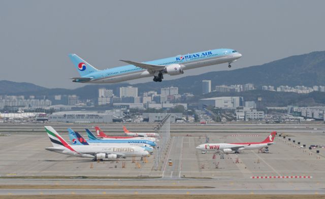 중동 전쟁의 영향으로 오는 5월 국제선 항공권에 부과되는 유류할증료가 최고인 33단계로 상승했다. 이에 국내 항공사들은 다음달부터 구매하는 항공권에 더하는 유류할증료를 올릴 예정이다. 16일 먼저 유류할증료를 발표한 대한항공은 이달 편도 기준 최소 4만2천원부터 최대 30만3천원인 할증료를 다음 달에는 최소 7만5천원에서 56만4천원을 부과할 예정이다. 거리가 가장 짧은 후쿠오카, 옌타이, 구마모토, 칭다오 노선 등에는 7만5천원이, 가장 먼 로스앤젤레스(LA), 뉴욕, 파리, 런던 노선 등에는 56만4천원이 붙는 방식이다. 16일 인천공항에서 대한항공 여객기가 이륙하고 있다. 윤원규기자