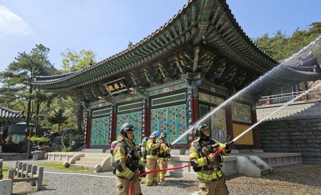 안양소방서는 산불과 사찰 화재가 동시에 발생하는 복합 재난 상황을 가정한 유관기관 합동 소방훈련을 전개했다. 안양소방서 제공