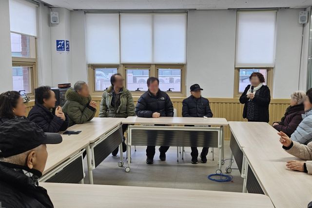 부천 시민들이 부천시장애인회관에 설치된 텔레코일존을 이용하고 있다. 부천시 제공