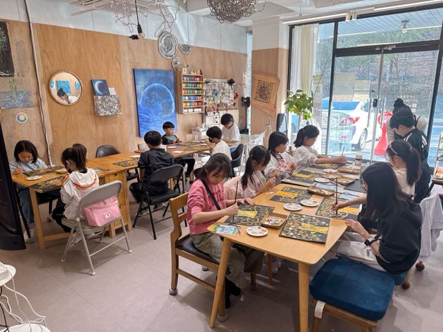 학생들이 세계적인 명화를 감상한 뒤, 자신만의 가정을 담아 새로운 작품을 그리고 있다. 김포교육지원청 제공