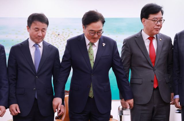 15일 서울 여의도 국회의장실에서 우원식 국회의장(가운데) 주재로 더불어민주당 한병도 원내대표(왼쪽)와 국민의힘 송언석 원내대표가 회동하기에 앞서 기념 촬영을 준비하고 있다. 연합뉴스