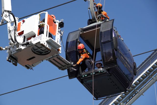 굴절차를 이용한 케이블카 구조 훈련. 용인소방서 제공