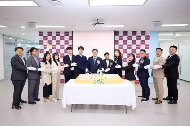 강수현 양주시장, 윤창철 시의회의장, 시의원, 청년센터 관계자 등이 양주시 청년센터 이전 개소를 축하하는 떡을 자르고 있다. 양주시 제공