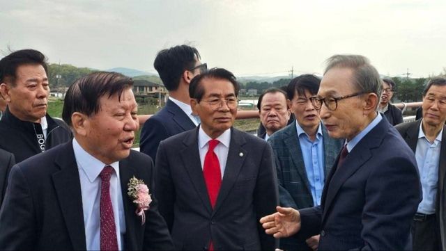 여주시민들이 조성한 4대강 기념비앞에서 제막식 행사에 참석한 이명박 전 대통령과 박광석 위원장, 김춘석 전 여주시장이 대화를 나누고 있다. 4대강 기념사업회 제공