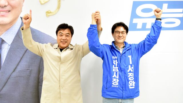 배우 이원종이 16일 오후 서정완 하남시장 에비후보의 손을 잡고 지지 의사를 밝히고 있다. 서 후보측 제공