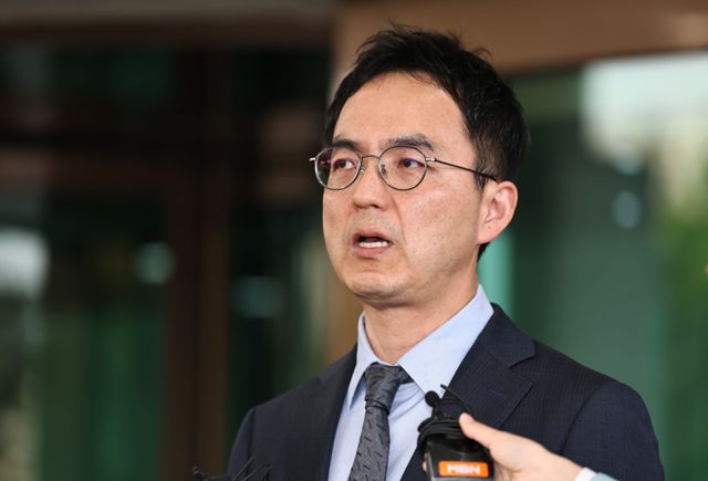 구자현 검찰총장 직무대행이 17일 서울 서초구 대검찰청을 나서며 대장동·대북송금 의혹 사건을 둘러싼 정치권의 국정조사와 관련해 발언하고 있다. 연합뉴스